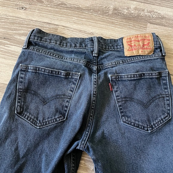 LEVIS cute mom fit/ high waisted style jeans! - Picture 4 of 4